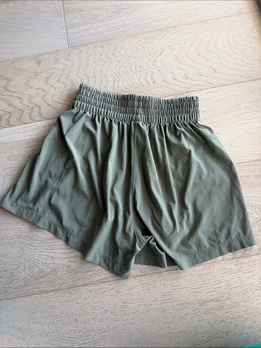 Vuori Villa Shorts Olive Green Athletic Pull-On Shorts - Picture 4 of 5